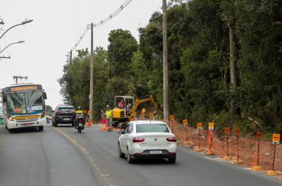 Dmae realiza conserto emergencial em adutora na Oscar Pereira