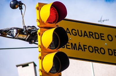 Os furtos de cabos de semáforos aumenta o risco de acidentes e prejudica a mobilidade urbana.  