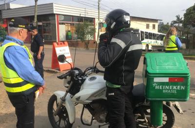 Educação para a Mobilidade realiza blitz com motociclistas 