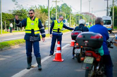 A blitz foi na Lomba do Pinheiro, local que registrou três mortes em razão de acidentes com moto. 