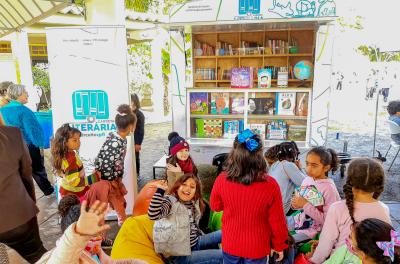 Carreta Literária chega à escola Neusa Goulart Brizola