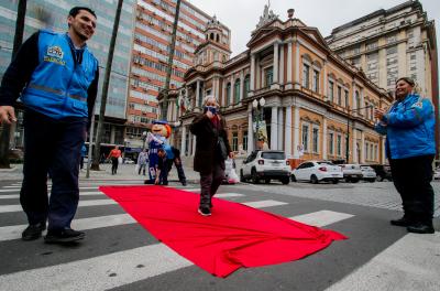 Prefeitura realiza ação com pedestres em faixa de segurança 