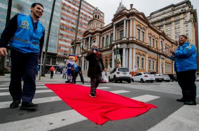 Prefeitura realiza ação com pedestres em faixa de segurança 