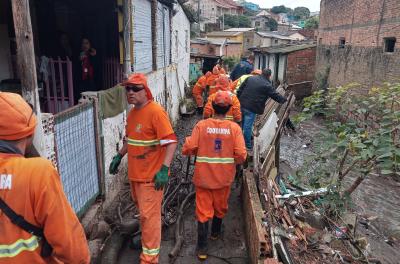 DMLU faz limpeza emergencial na rua da Represa