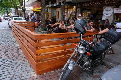 SMDET faz cartilha de orientação sobre mesas, cadeiras e parklets para bares e restaurantes