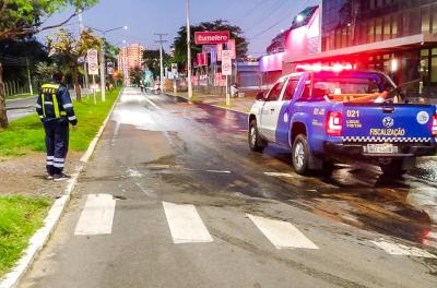 Dmae trabalha em conserto emergencial de adutora na avenida Icaraí