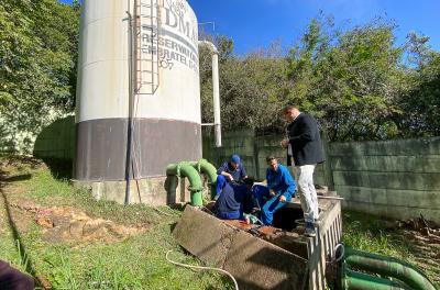 Dmae conserta válvula em reservatório no bairro Cascata