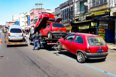 Ação combate conserto irregular de veículos em frente a autopeças na Azenha