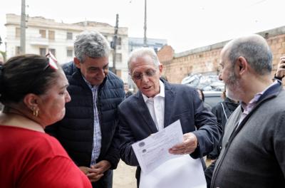 Prefeitura entrega títulos de propriedade para moradores da Vila Pereira Franco