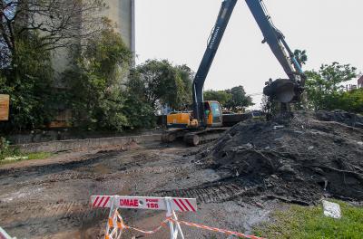 Dmae retira resíduos de ponto crítico no arroio Passo das Pedras