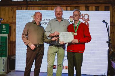 Secretário Gunter Axt (C) entrega premiação a Luiz Damo, vencedor estadual