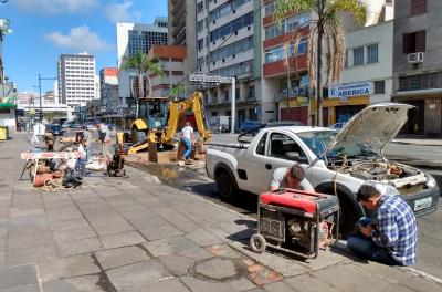 Dmae realiza serviço emergencial na avenida Júlio de Castilho