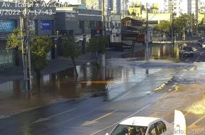 Dmae trabalha em conserto emergencial de adutora na avenida Icaraí 