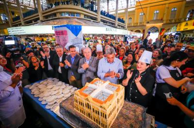 Aniversário de 153 anos do Mercado Público tem distribuição de bolo