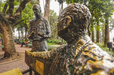 Prefeitura coloca livro de bronze em estátua de Drummond na Praça da Alfândega