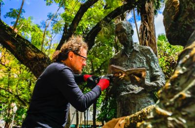 Monumento à Literatura recebe novo livro de bronze na Praça da Alfândega
