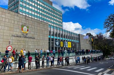 O sorteio para vagas em pontos fixos de táxis de Porto Alegre teve mais de 500 interessados.