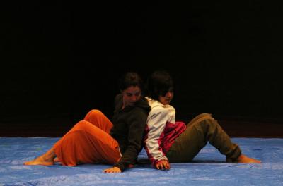 Geórgia Macedo, bailarina contemporânea, e Naiane Gakre, uma pré-adolescente do Povo Kaingang, estreiam em cena