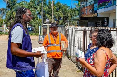 Semana Lixo Zero: equipe orienta comerciantes e moradores da Restinga sobre separação e descarte de resíduos