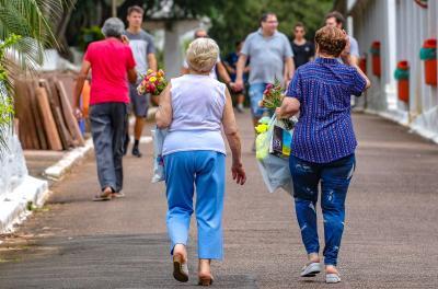 Prefeitura preparou esquema especial para facilitar acesso da população aos cemitérios. 