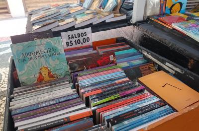 Alta nos custos das editoras reduz descontos nos balaios na Feira do Livro