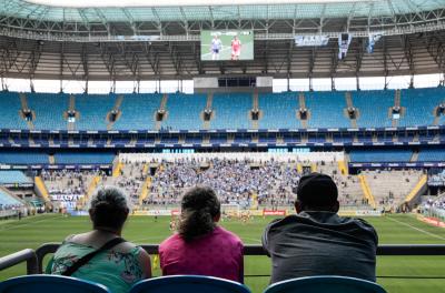 Crianças em situação de vulnerabilidade social assistem à final do Gauchão Feminino