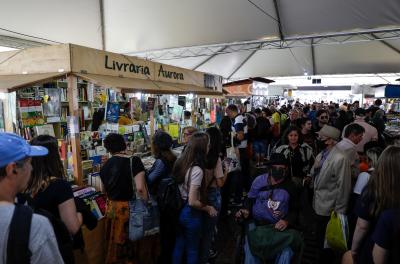 Tempo bom lota corredores da Feira do Livro na Praça da Alfândega