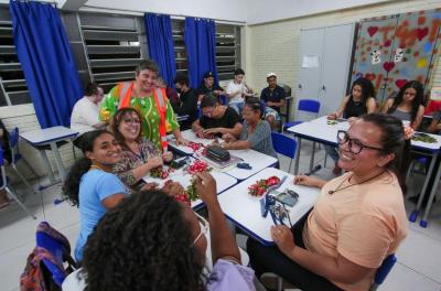 Em oficina ambiental do Dmae, alunos do EJA foram encorajados a criar objetos a partir de materiais caseiros que seriam descartados.