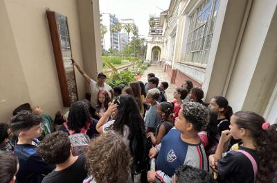 Alunos da Escola Estadual de Educação Básica Gomes Carneiro visitam a ETA Moinhos de Vento durante trabalho social sobre ações do Dmae na região do Arroio Areia
