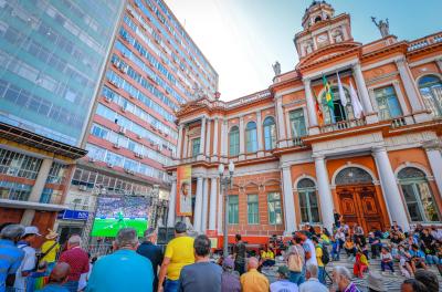 Torcedores assistem à estreia do Brasil na Copa nos quatro telões instalados pela prefeitura