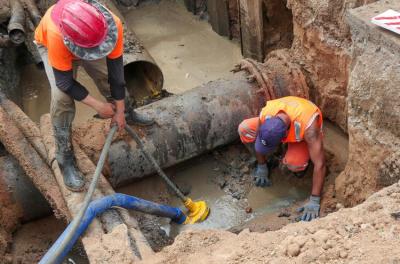 Substituição emergencial de registro em adutora de grande diâmetro desabastece bairros da Zona Sul.