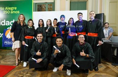 Cerimônia no Paço Municipal marca formatura de jovens do Projeto Pescar