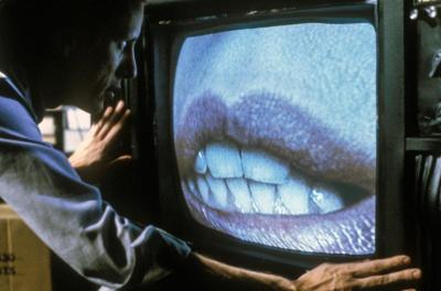 Ator James Woods, em cena do filme Videodrome - A Síndrome do Vídeo, de 1983