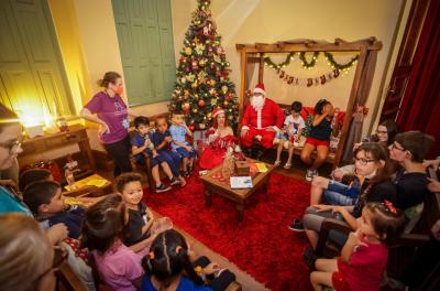 Estudantes surdos conhecem as instalações da Casa do Papai Noel