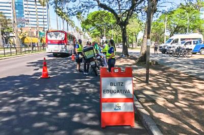 Em razão do alto ínice de mortes em acidentes envolvendo motos, as blitze são periódicas com esse público. 