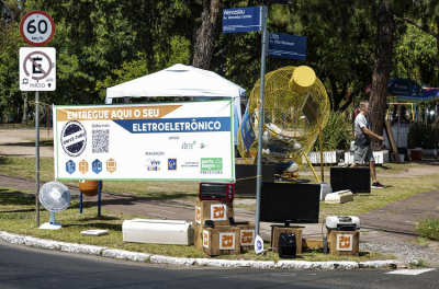 Drive-thru de resíduos eletrônicos coletou quatro toneladas na Tristeza