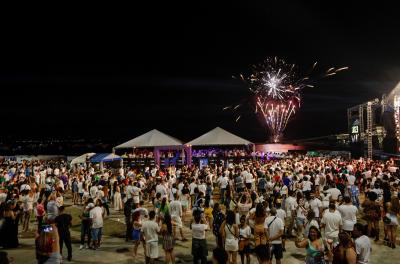 Show de fogos e muita música celebram chegada de 2023 na Orla