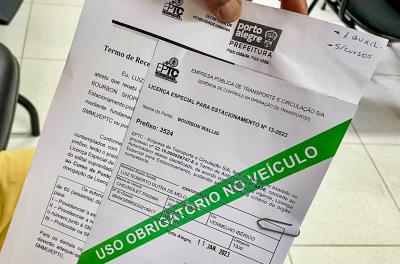 Autorizatários de táxi começaram a retirar na Empresa Pública de Transporte e Circulação (EPTC), nesta quarta-feira, 11.