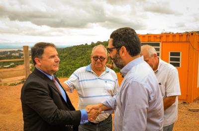 Prefeito em exercício visita obras na Estrada das Furnas e ponte sobre o Arroio Mauá