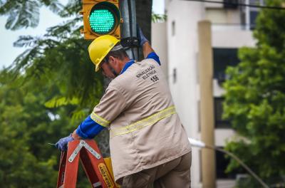 Equipe de manutenção semafórica atua para restabelecer semáforos vandalizados