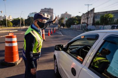 Agentes de trânsito orientam a circulação para a garantir a segurança viária