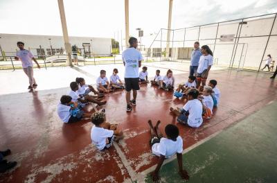 Restinga recebe crianças e adolescentes em colônia de férias