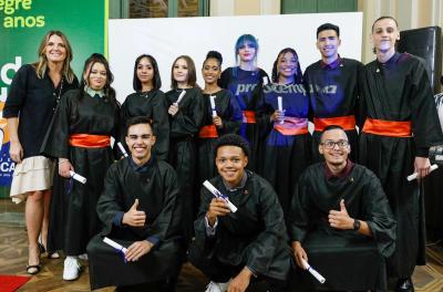 Turma do Pescar de 2022 na sua formatura, acompanhados da presidente da Procempa, Leticia Batistela