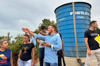 Comitiva do Dmae vistoria obra de extensão de redes no Morro da Cruz