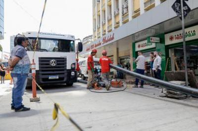 Dmae interliga redes de água em duas esquinas da rua Voluntários da Pátria 