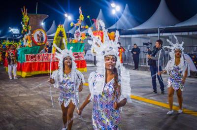 Tribo carnavalesca Os Comanches abre a segunda noite de desfiles