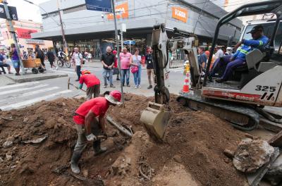 Obra de substituição de redes de água no Quadrilátero Central segue na av. Voluntários da Pátria