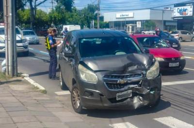 EPTC recolhe automóvel com mais de R$ 41 mil em débitos na Zona Sul