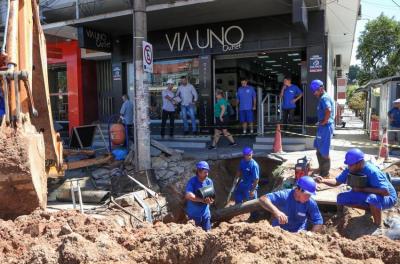 Dmae realiza últimos entroncamentos na avenida Assis Brasil, no Passo D’Areia