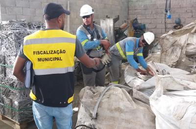 Operação integrada autua três ferros-velhos irregulares na Zona Sul